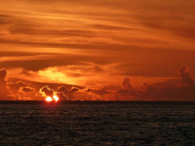 Pôr do sol sobre as águas do Pacífico Sul
