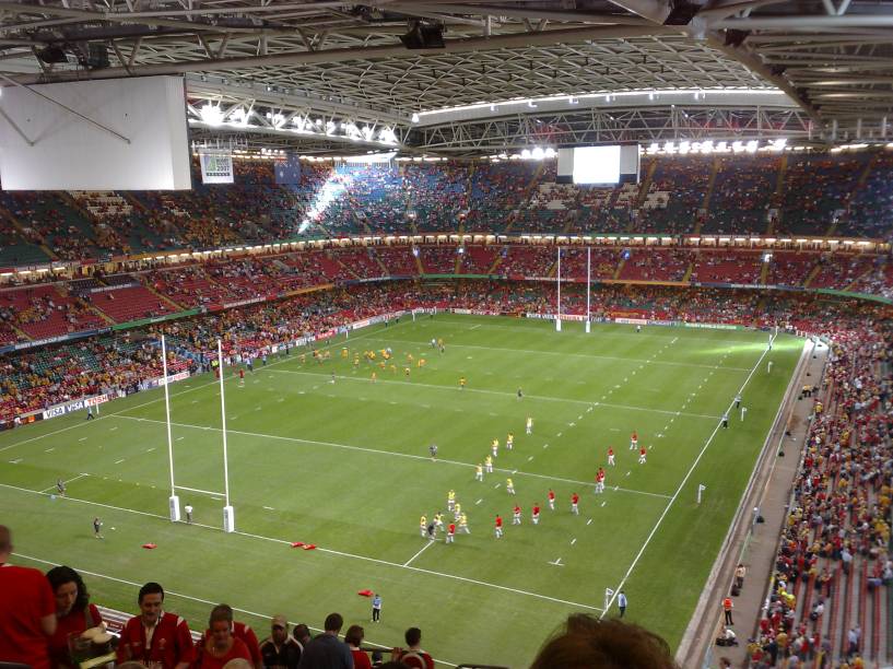 Com capacidade para mais de 70 mil pessoas, o Estádio Millenium, localizado em Cardiff, é considerado o principal estádio do País de Gales, pertencente à Seleção Galesa de Rugby Com capacidade para mais de 70 mil pessoas, o Estádio Millenium, localizado em Cardiff, é considerado o principal estádio do País de Gales, pertencente à Seleção Galesa de Rugby