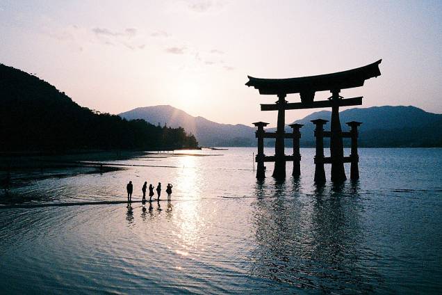 “Portal flutuante”, torii na ilha de Itsukushima (também conhecida como Miyajima) “Portal flutuante”, torii na ilha de Itsukushima (também conhecida como Miyajima)