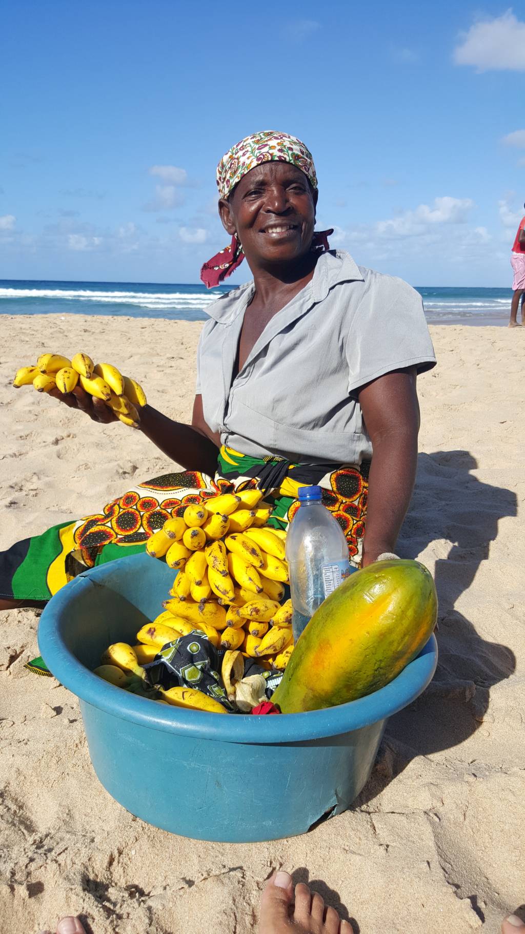 Rosália, a vendedora de frutas que me abasteceu durante minha temporada na Praia do Tofo: um país se faz de pessoas antes de mais nada