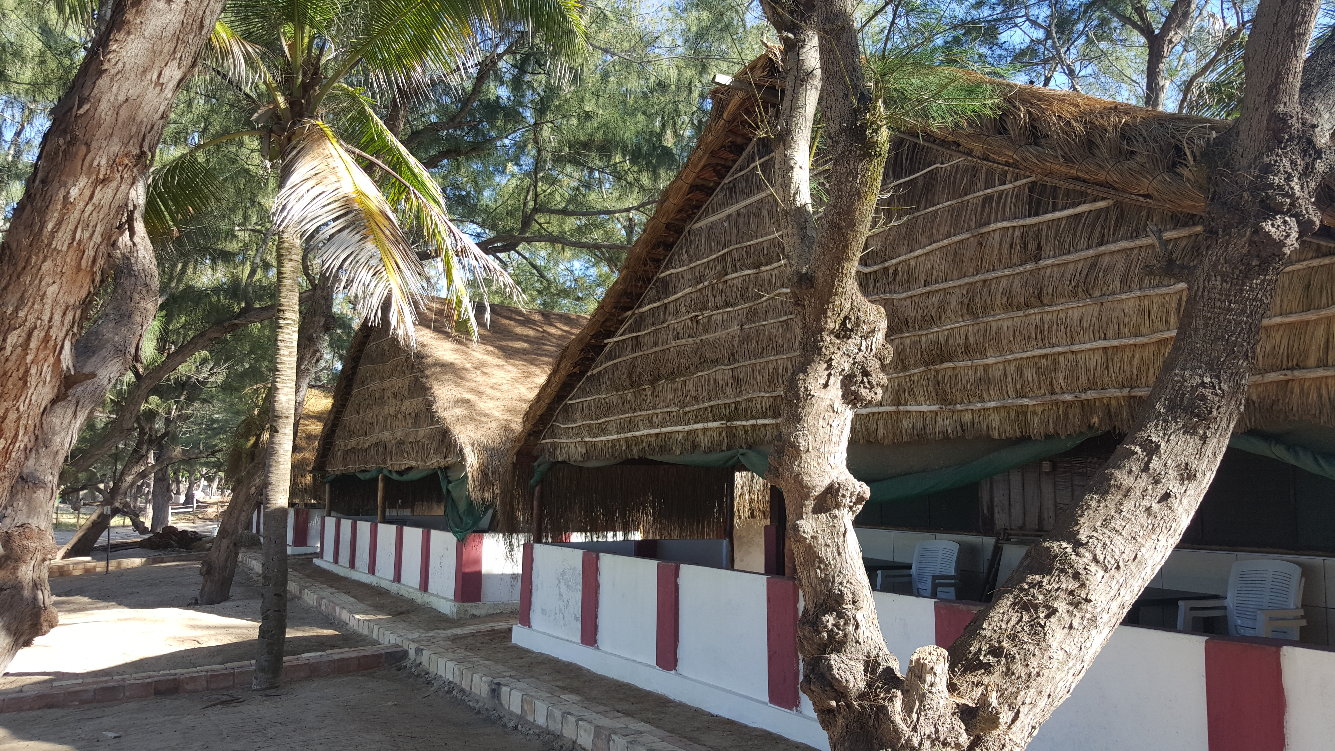 Meu amado bangalô no Nordin's Lodge, onde passei 15 dias sem trancar a janela, bem na frente da piscina cristalina da foto anterior
