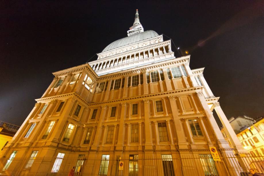 Com 167 metros de altura, o Mole Antonelliana é um dos símbolos da cidade e por muitos anos não teve função específica. Projetado para ser uma sinagoga, hoje abriga o Museu do Cinema Com 167 metros de altura, o Mole Antonelliana é um dos símbolos da cidade e por muitos anos não teve função específica. Projetado para ser uma sinagoga, hoje abriga o Museu do Cinema