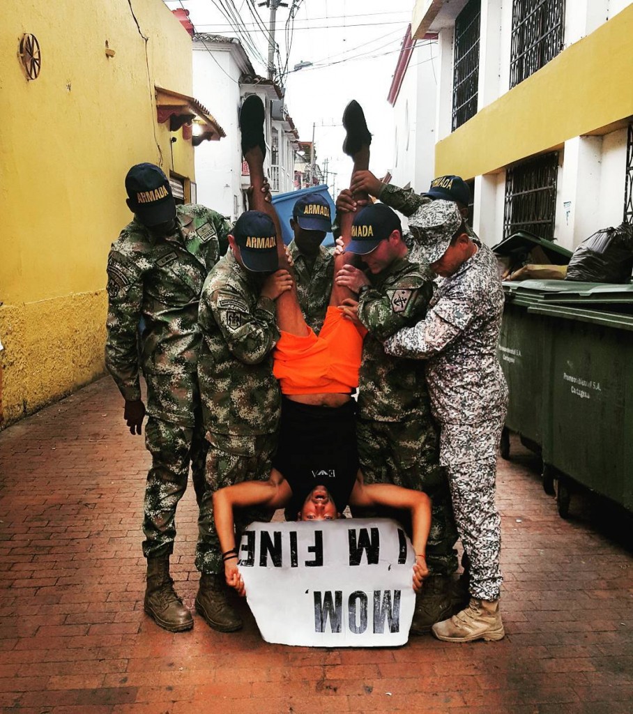 Em uma foto posada com a polícia em Cartagena, na Colômbia. (Foto: Reprodução/ Instagram)