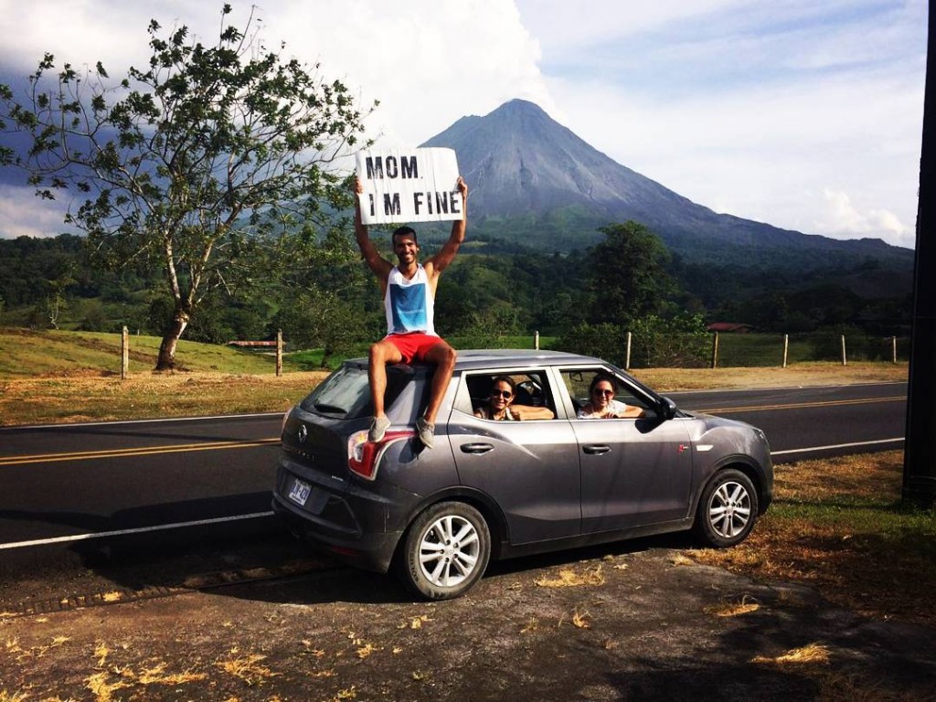 Em frente ao vulcão Arenal, na Costa Rica. (Foto: Reprodução/ Instagram)