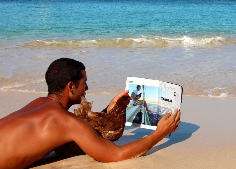 Monique e Guirec aproveitando uns momentos na praia para lerem uma revista. (Foto: Reprodução/ Facebook)