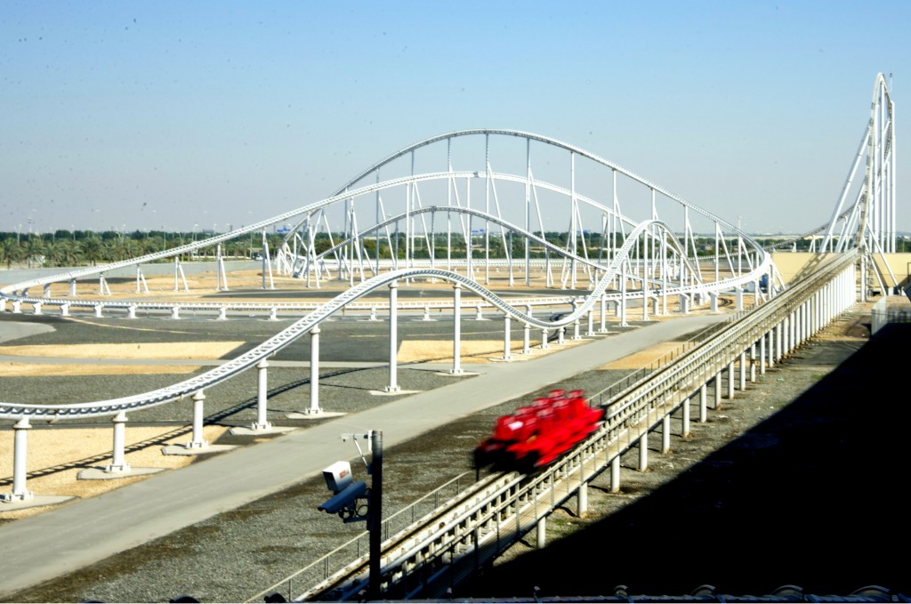 A Formula Rossa, a montanha-russa mais rápida do planeta, que chega a 240 km/h (eu indico mil vezes!!!)