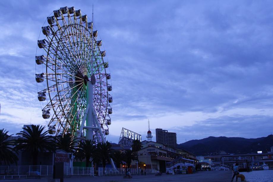 Roda-gigante no pier junto ao centro de entretenimento e lazer Mosaic, em Kobe Roda-gigante no pier junto ao centro de entretenimento e lazer Mosaic, em Kobe