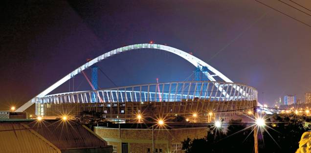 O estádio Moses Mabhida, construído para a Copa do Mundo de 2010, tem um bondinho que percorre o seu arco de ponta a ponta, com uma bela vista da orla de Durban O estádio Moses Mabhida, construído para a Copa do Mundo de 2010, tem um bondinho que percorre o seu arco de ponta a ponta, com uma bela vista da orla de Durban
