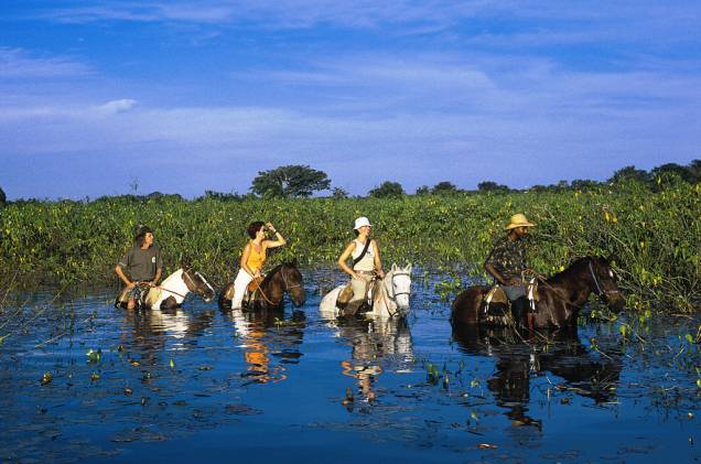 O passeio a cavalo permite chegar em lugares de difícil acesso, que seriam impossíveis de alcançar de carro ou a pé. É uma excelente forma de conhecer o Pantanal (MT e MS) e ter um contato mais próximo com os peões