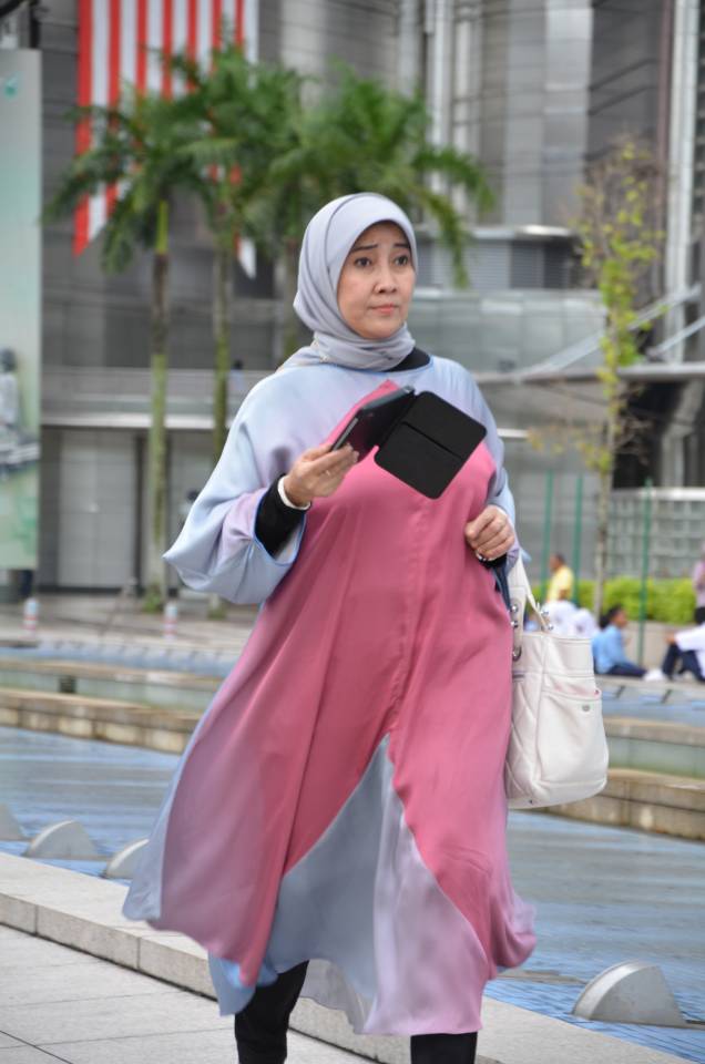O povo malaio mantém uma interessante convivência entre tradições islâmicas e a adaptação a novas tecnologias.