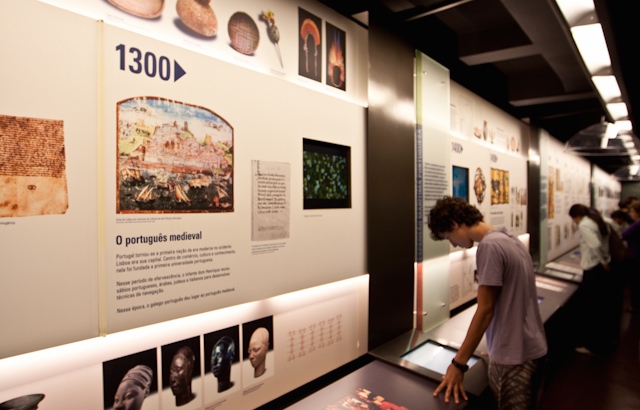 Detalhe da exposição permanente que conta a História do nosso idioma (foto: Karlos Leonardo/Flickr/creative commons)