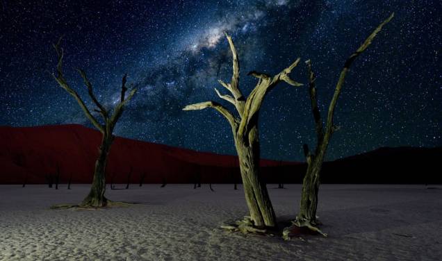 <strong>8. <a href="http://viajeaqui.abril.com.br/vt/blogs/achados/category/africa/namibia/" target="_blank" rel="noopener">Deserto da Namíbia</a></strong>Com suas árvores secas e dunas vermelhas, a Reserva Natural da Namíbia poderia ser um local intergaláctico em si. O deserto remoto é um dos lugares mais "escuros" do mundo. Como uma reserva internacional Dark Sky, o local tem investido em sua preservação utilizando apenas lâmpadas vermelhas econômicas que não causam impacto sobre os níveis de poluição luminosa<a href="http://viajeaqui.abril.com.br/vt/blogs/achados/2016/03/21/10-motivos-para-conhecer-a-namibia/" target="_blank" rel="noopener">+ 10 motivos para você conhecer a Namíbia</a>