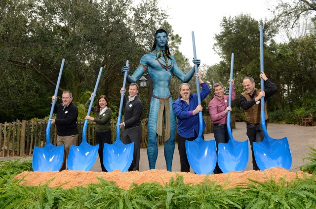 Empresários do Walt Disney World e Jon Landau, produtor de Avatar na comemoração e inauguração das obras (Foto: Walt Disney World)