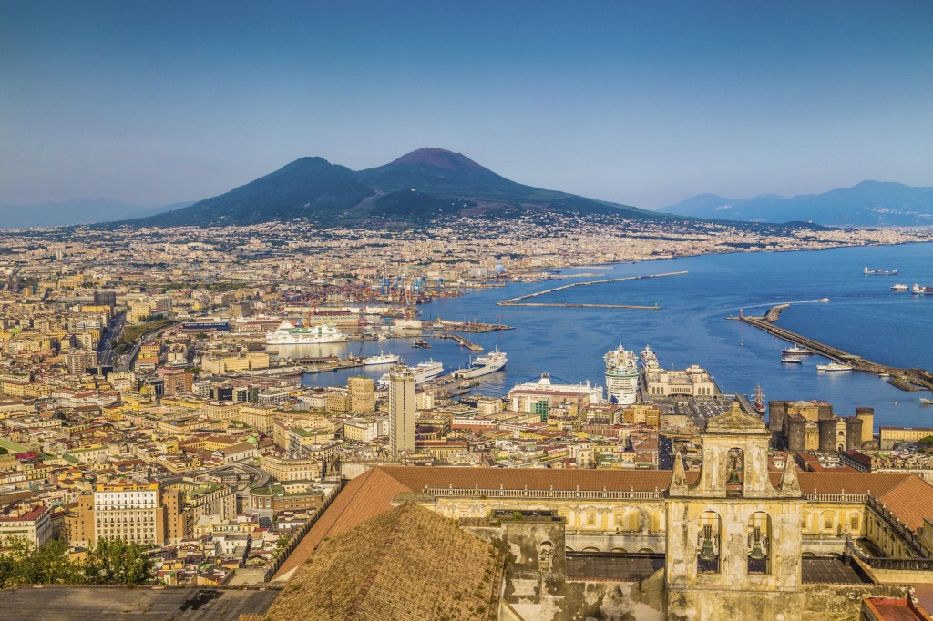 Vista do porto de Nápoles, lugar de trocas comerciais e culturais ao longo dos séculos (foto: iStock)