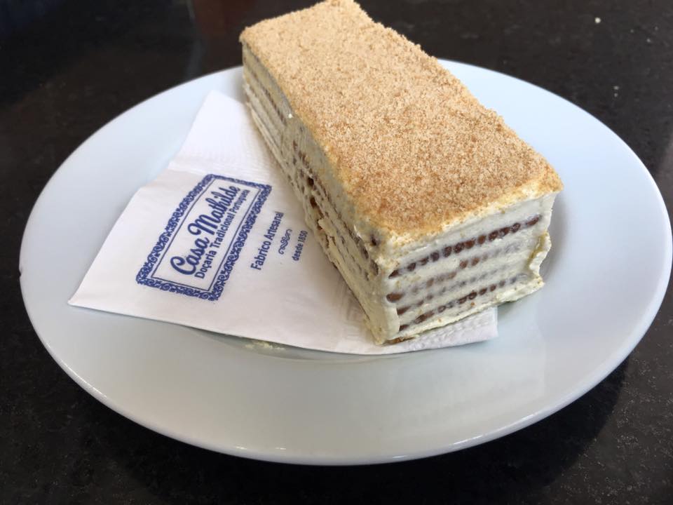 O bolo de bolacha da Casa Mathilde leva café / Foto Divulgação