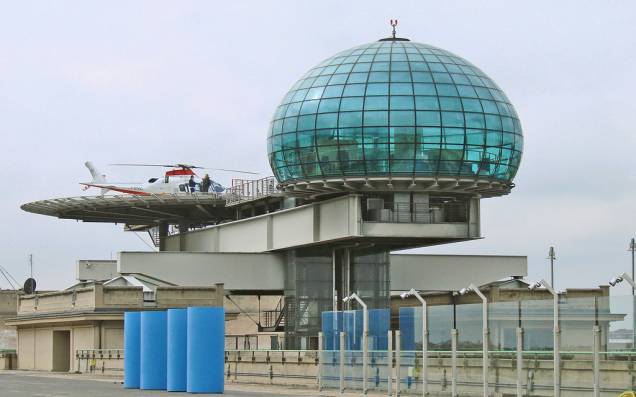 "O Heliponto" é uma obra do arquiteto Renzo Piano em Lingotto, uma antiga instalação da Fiat e um dos símbolos do poder fabril de Turim "O Heliponto" é uma obra do arquiteto Renzo Piano em Lingotto, uma antiga instalação da Fiat e um dos símbolos do poder fabril de Turim