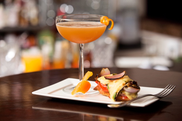 O Hennessy Maple Sour e a tartine de legumes com brie / FOTO Emiliano Kore