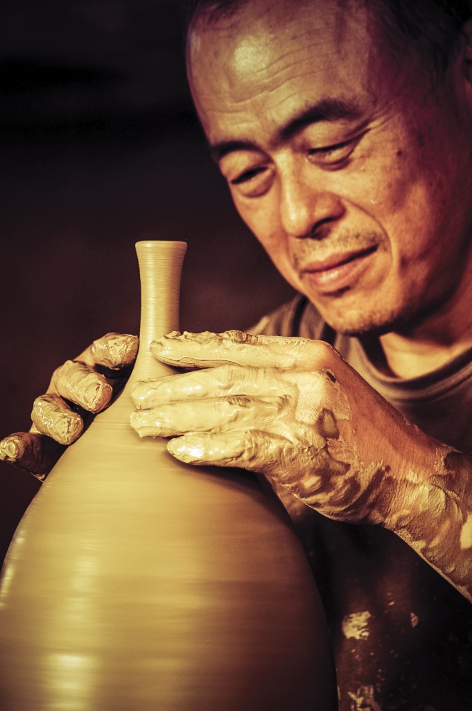 Em Atibaia, o moldar da cerâmica de Shugo Izumi