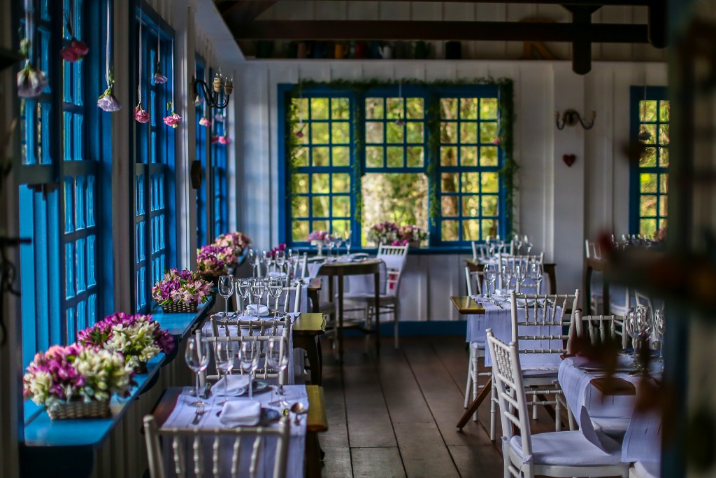 O romântico salão do Provence Cottage & Bistrô, em Monte Verde / Wagner Dias