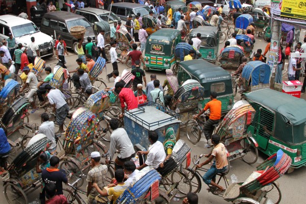 O trânsito em Dhaka, Bangladesh, deixa SP mais aconchegante
