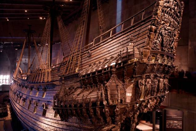 Em 10 de Agosto de 1628 o poderoso navio de guerra Vasa saiu glorioso para sua viagem inaugural. Ela duraria pouco mais de um quilômetro, emborcando de um lado e afundando, uma verdadeira comoção nacional. Na década de 1950, exatos 333 anos após o naufrágio, ele seria resgatado do lodo do fundo da baía em incrível estado de preservação e hoje encontra-se em um museu especialmente construído para ele Em 10 de Agosto de 1628 o poderoso navio de guerra Vasa saiu glorioso para sua viagem inaugural. Ela duraria pouco mais de um quilômetro, emborcando de um lado e afundando, uma verdadeira comoção nacional. Na década de 1950, exatos 333 anos após o naufrágio, ele seria resgatado do lodo do fundo da baía em incrível estado de preservação e hoje encontra-se em um museu especialmente construído para ele
