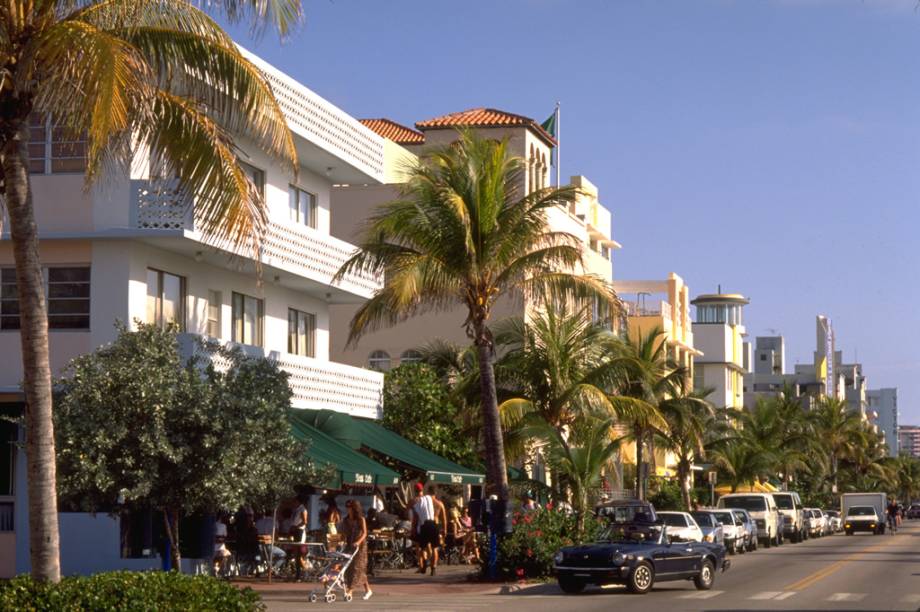 Uma das principais avenidas de Miami, a Ocean Drive concentra um grande número de bares, restaurantes e casas noturnas