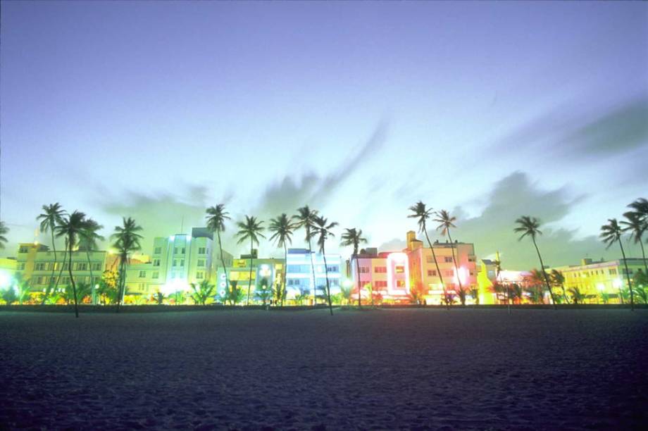 Os neons da Ocean Drive, a avenida mais badalada de Miami