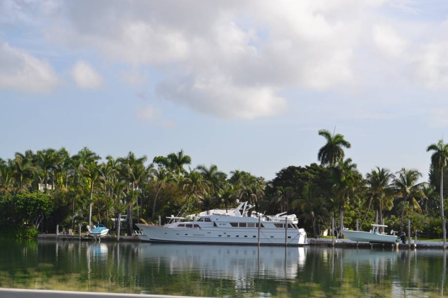 Passeios de barco saem a toda hora das baías de Miami. Por eles é possível conhecer a Millionaires Row, área onde vivem os ricos e famosos da cidade
