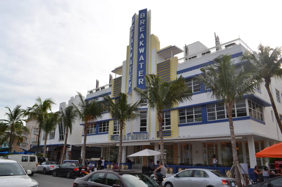 A badalada Ocean Drive abriga os principais bares, restaurantes e casas noturnas da cidade