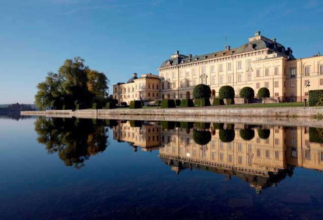 Patrimônio da humanidade listado pela Unesco, o Palácio Drottningholm, em Estocolmo, é a residência oficial da monarquia sueca cuja dinastia corrente, a Bernadotte, iniciou-se no século 19 com o marechal napoleônico Carlos XIV João Patrimônio da humanidade listado pela Unesco, o Palácio Drottningholm, em Estocolmo, é a residência oficial da monarquia sueca cuja dinastia corrente, a Bernadotte, iniciou-se no século 19 com o marechal napoleônico Carlos XIV João