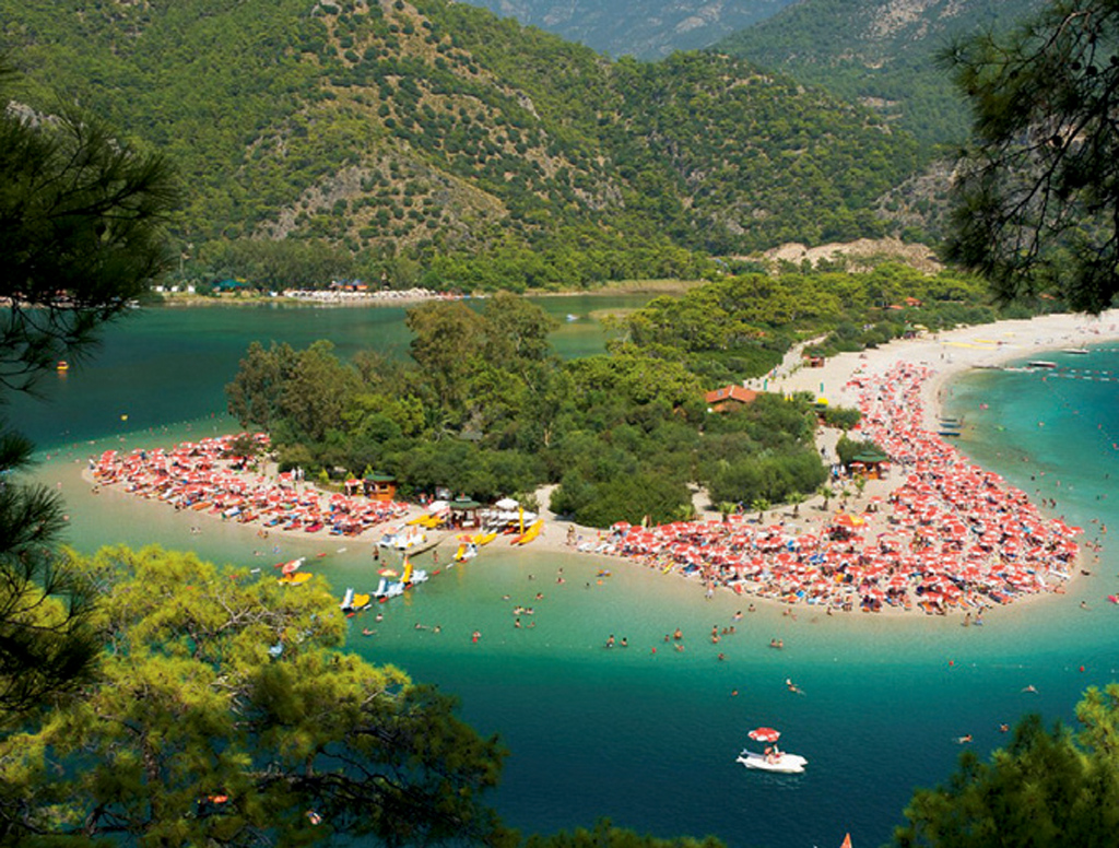 Praia de Ölüdeniz, em Fethiye, na Turquia