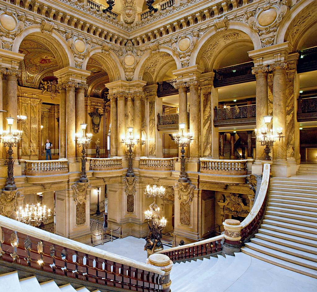 Interior da majestosa Opéra Garnier, em Paris