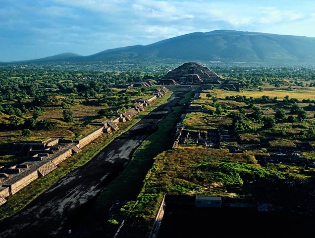 Atravessando o centro de cerimônias de Teotihuacan, a rua dos Mortos termina na Pirâmide da Lua, uma plataforma para rituais e sacrifícios públicos cujo formato imita o de uma montanha.