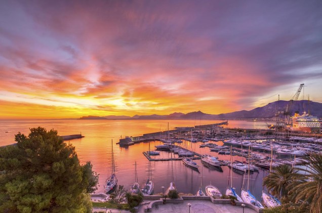 Pôr do sol no porto de Palermo, na Sicília