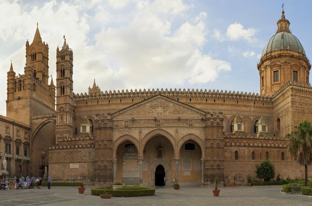 A catedral da cidade de Palermo começou a ser construída em 1185 e fica na Corso Vittorio Emanuele, uma das principais vias da cidade