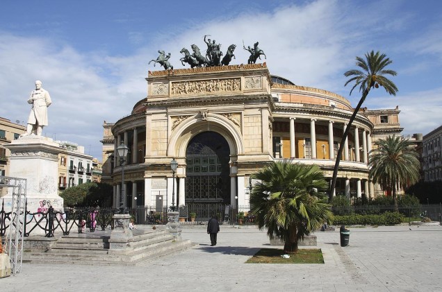 O teatro Politeama de Palermo é a sede da Orquestra Sinfônica Siciliana