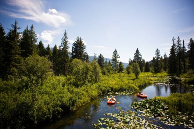Canoagem e atividades com botes são algumas das atividades de verão na região de Whistler