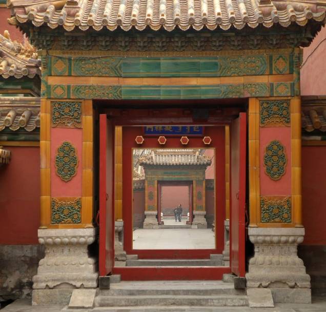 A Cidade Proibida é uma das melhores atrações não só de Pequim, mas de toda a China, com edifícios importantes, como o Hall da Suprema Harmonia, museus e inúmeras portas que escondem pátios e jardins ricamente decorados que um dia serviram a grande corte imperial