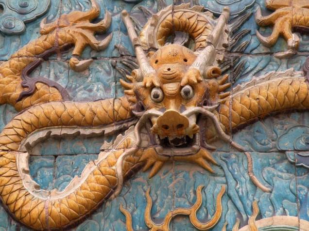 Detalhe do Painel dos Nove Dragões, na Cidade Proibida. O dragão traz um forte simbolismo nos países do oriente e é frequentemente ligado aos imperadores da China