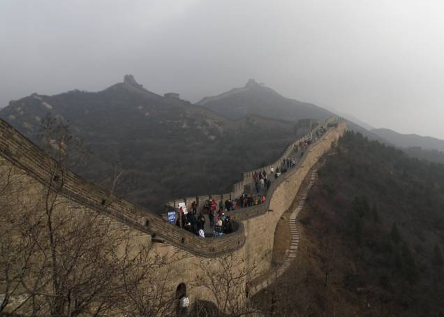 Trecho da Grande Muralha da China em Badalin, construída a mando dos imperadores Ming. Localizada a 80 km de Pequim, Badalin é um dos muitos locais onde a visita é aberta ao público