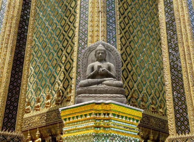 Dentre os múltiplos edifícios do Wat Phra Kheo encontra-se o Phra Mondop, a ricamente adornada biblioteca de Rama I