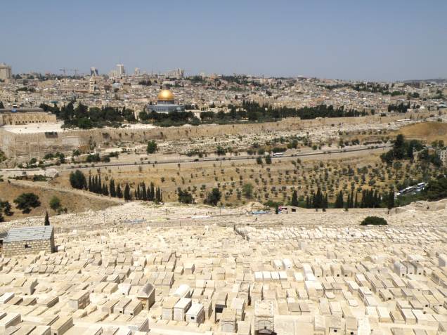 Vista geral da Cidade Velha de Jerusalém, a partir do Monte das Oliveiras. Em destaque, o Domo da Rocha, erguido sobre as ruínas do Segundo Templo de Herodes. Em primeiro plano, o extenso cemitério judeu