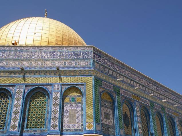 O Domo da Rocha, em Jerusalém, é um dos mais belos edifícios da cidade com suas caligrafias e a magnífica cúpula dourada