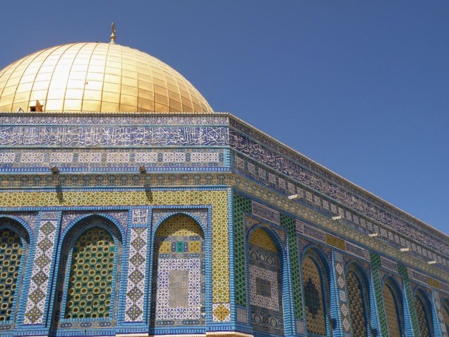 O Domo da Rocha, em Jerusalém, é um dos mais belos edifícios da cidade com suas caligrafias e a magnífica cúpula dourada
