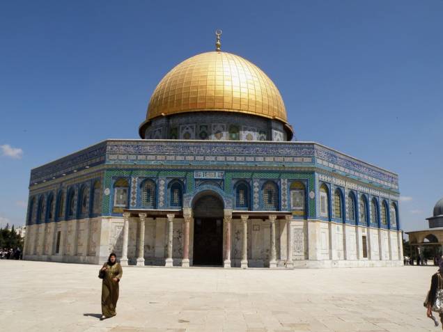 O Domo da Rocha, em Jerusalém, protege o lugar no qual a tradição islâmica diz que Maomé ascendeu aos céus. Ele fica exatamente no mesmo lugar do Segundo Templo judaico.
