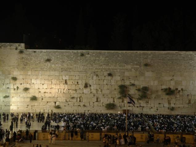 O Muro das Lamentações, também conhecido como Muro Ocidental, é o único resquício do Segundo Templo e lugar mais sagrado para os judeus