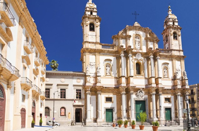 A igreja de São Domingo foi construída em 1480 e passou por várias reformas, até chegar a ter esse atual estilo barroco