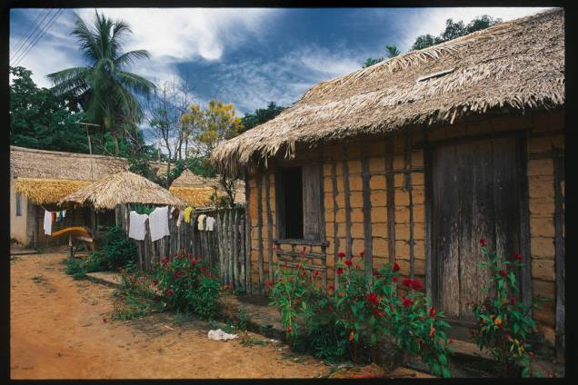 Casa de pau-a-pique com teto de sapé em Alter do Chão (PA); a maior parte da vila é habitada por pescadores Casa de pau-a-pique com teto de sapé em Alter do Chão (PA); a maior parte da vila é habitada por pescadores