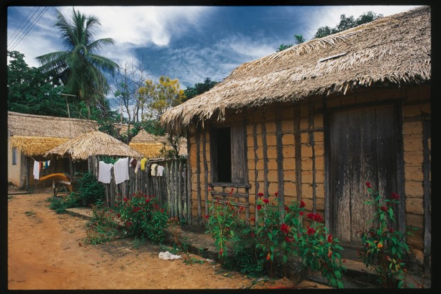 Casa de pau-a-pique com teto de sapé em Alter do Chão (PA); a maior parte da vila é habitada por pescadores