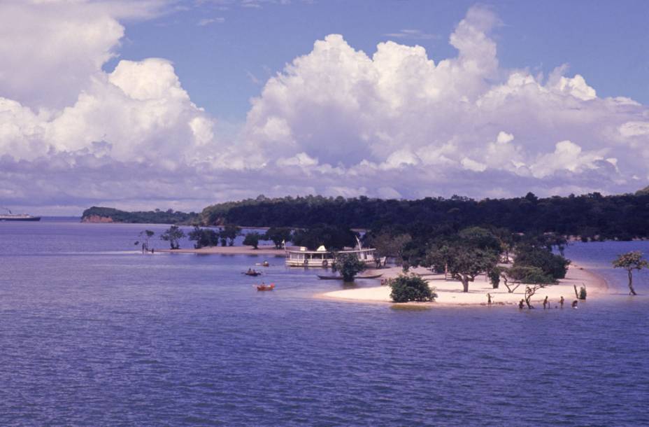 Na margem do rio Tapajós, Alter do Chão (PA) tem uma orla de areia branca banhada por águas cristalinas Na margem do rio Tapajós, Alter do Chão (PA) tem uma orla de areia branca banhada por águas cristalinas